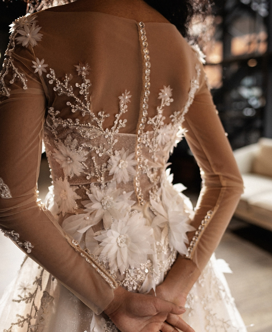 Дизайнерское свадебное платье с объемными цветами фото