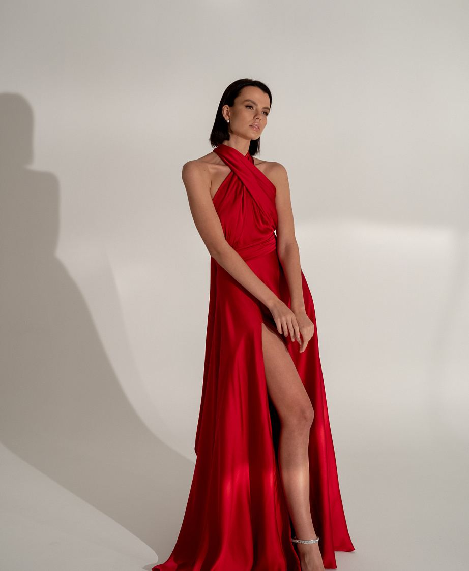 Шелковое вечернее платье рубинового цвета фото