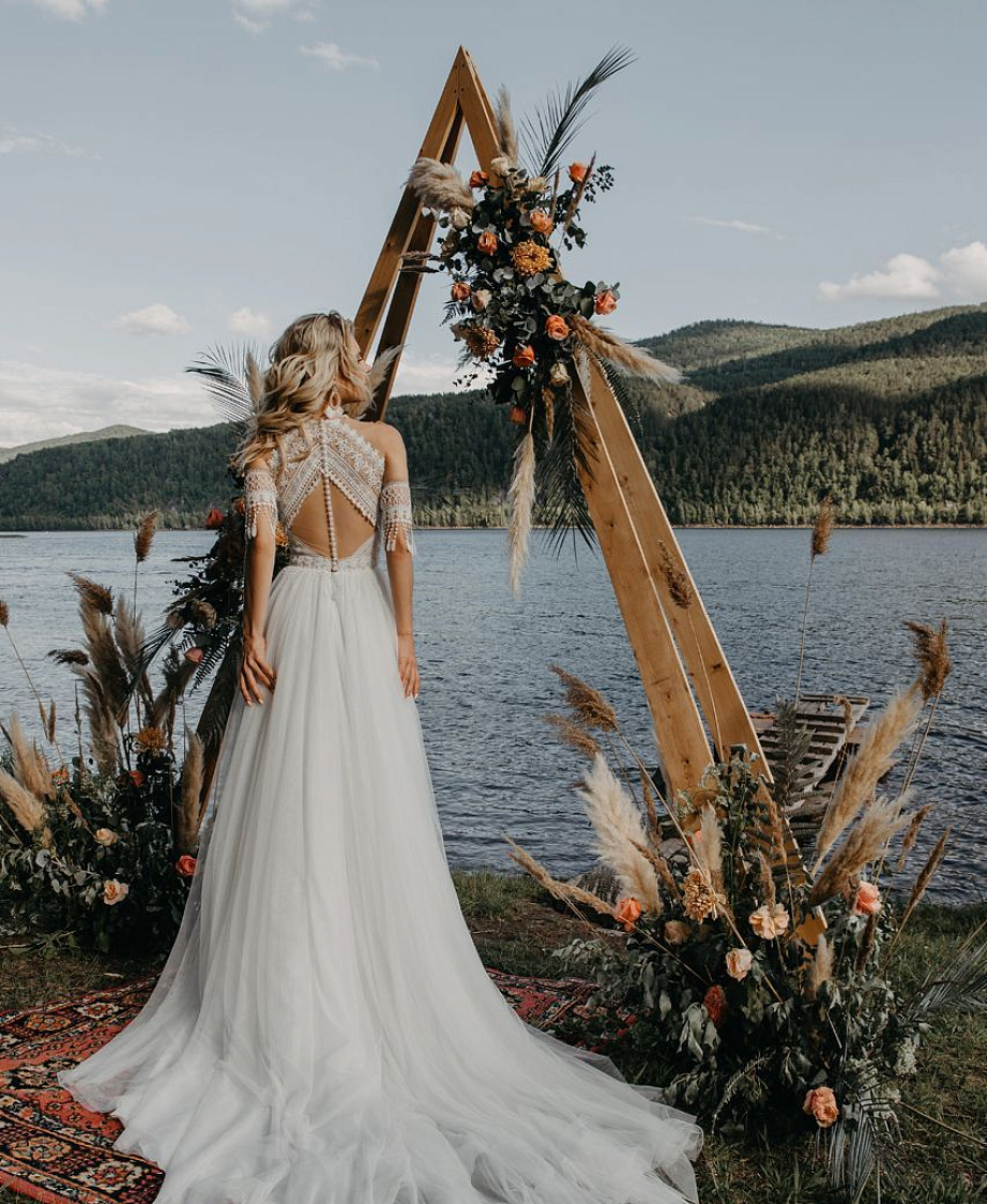 Нежное свадебное платье с кружевным верхом фото