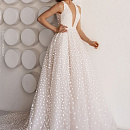 Пудровое свадебное платье с v-вырезом фото