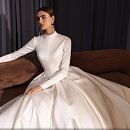 Закрытое атласное платье фото