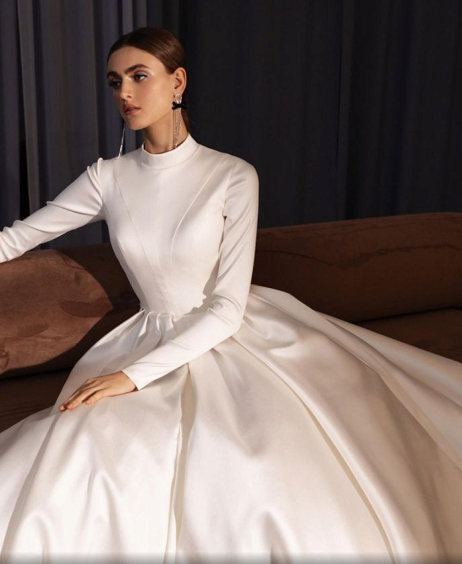 Закрытое атласное платье фото