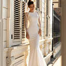 Изящная атласная русалка с красивой спинкой фото