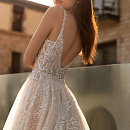 Блестящее свадебное платье с V-выркзом фото