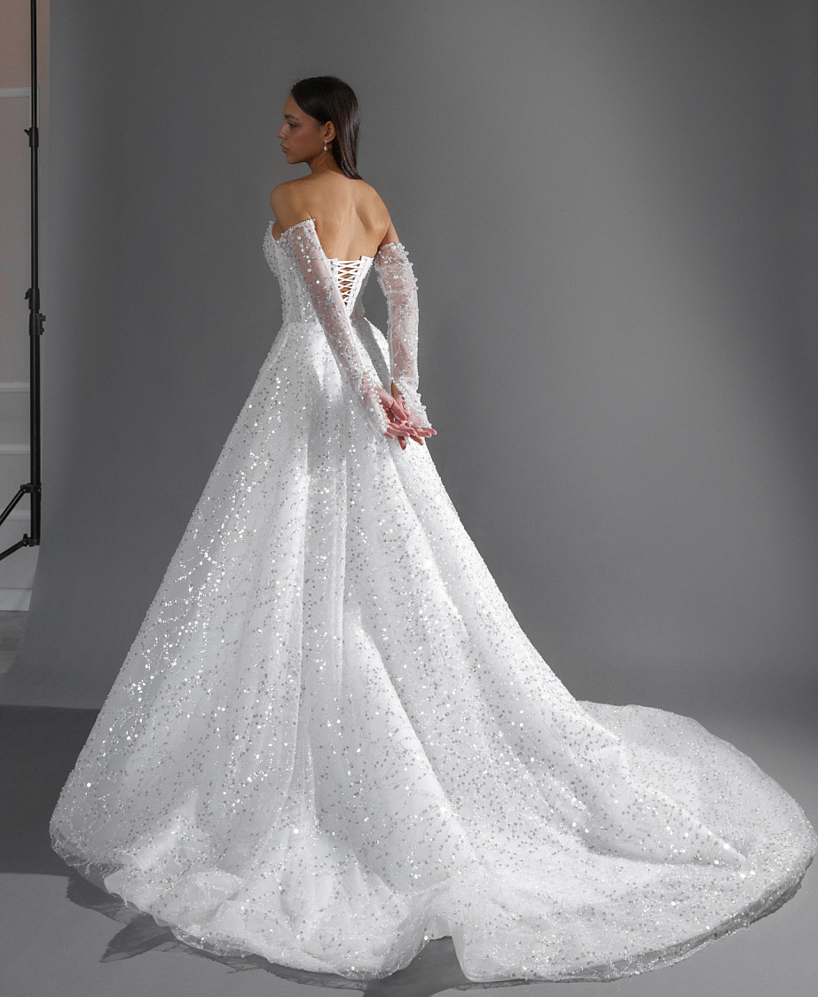 Свадебное платье с роскошной расшивкой и рукавами фото