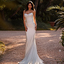 Сверкающее свадебное платье c кружевным шлейфом фото