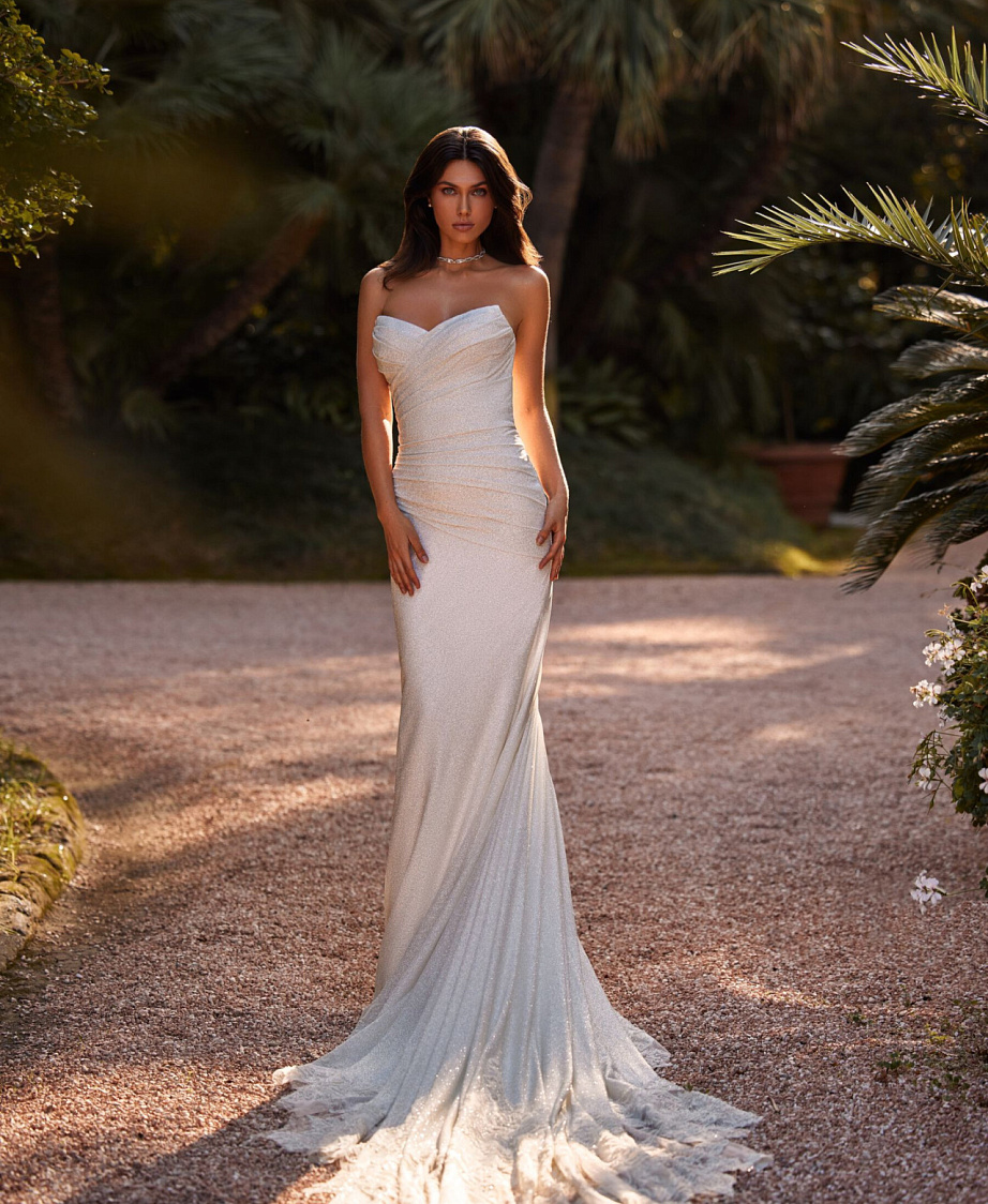 Сверкающее свадебное платье c кружевным шлейфом фото