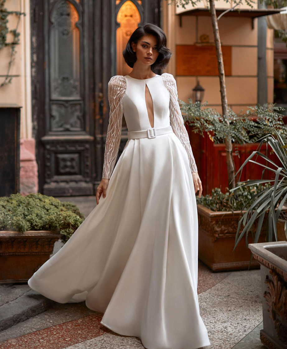 Атласное свадебное платье с ажурными рукавами фото