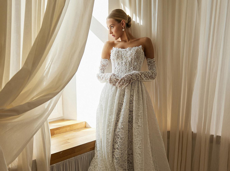 Кружевное корсетное свадебное платье с перчатками фото