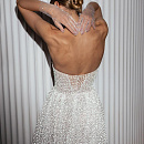 Роскошное свадебное платье с глубоким декольте фото