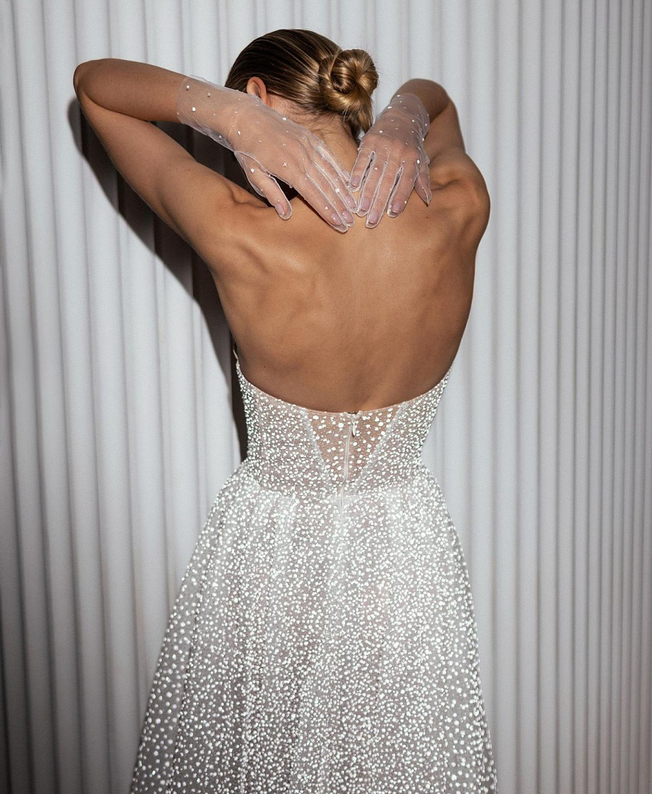 Роскошное свадебное платье с глубоким декольте фото