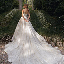 Роскошное свадебное платье с длинным шлейфом фото