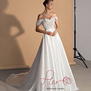 Атласное свадебное платье с цветочным декором по лифу фото