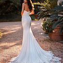 Сверкающее свадебное платье c кружевным шлейфом фото