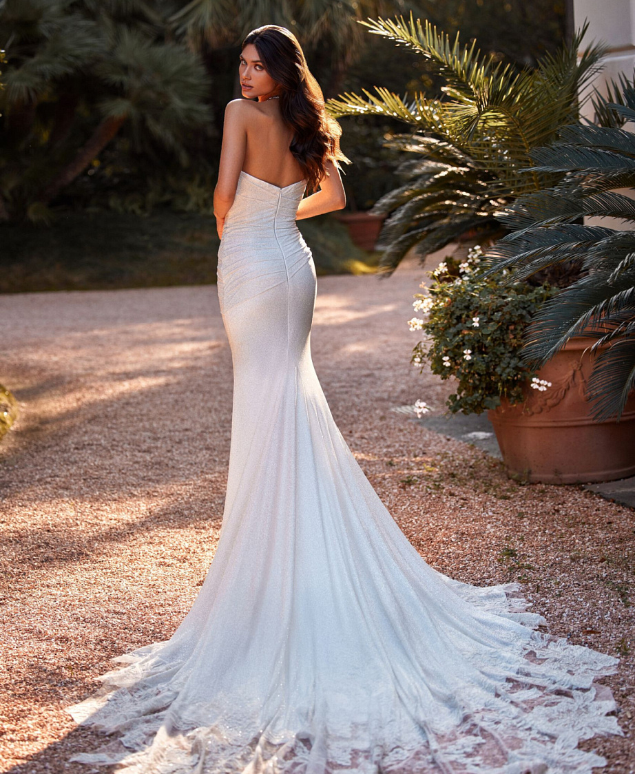 Сверкающее свадебное платье c кружевным шлейфом фото