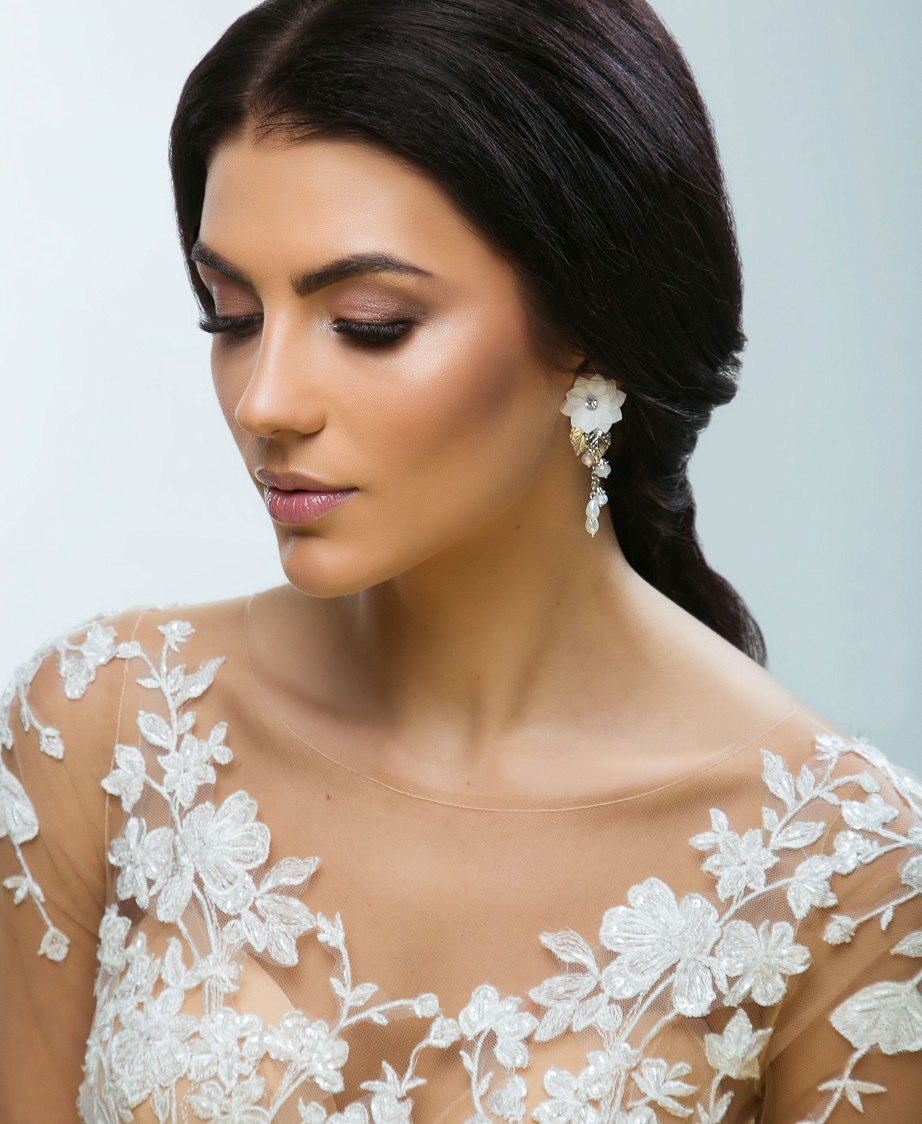 Нежные серьги с объемными цветами фото