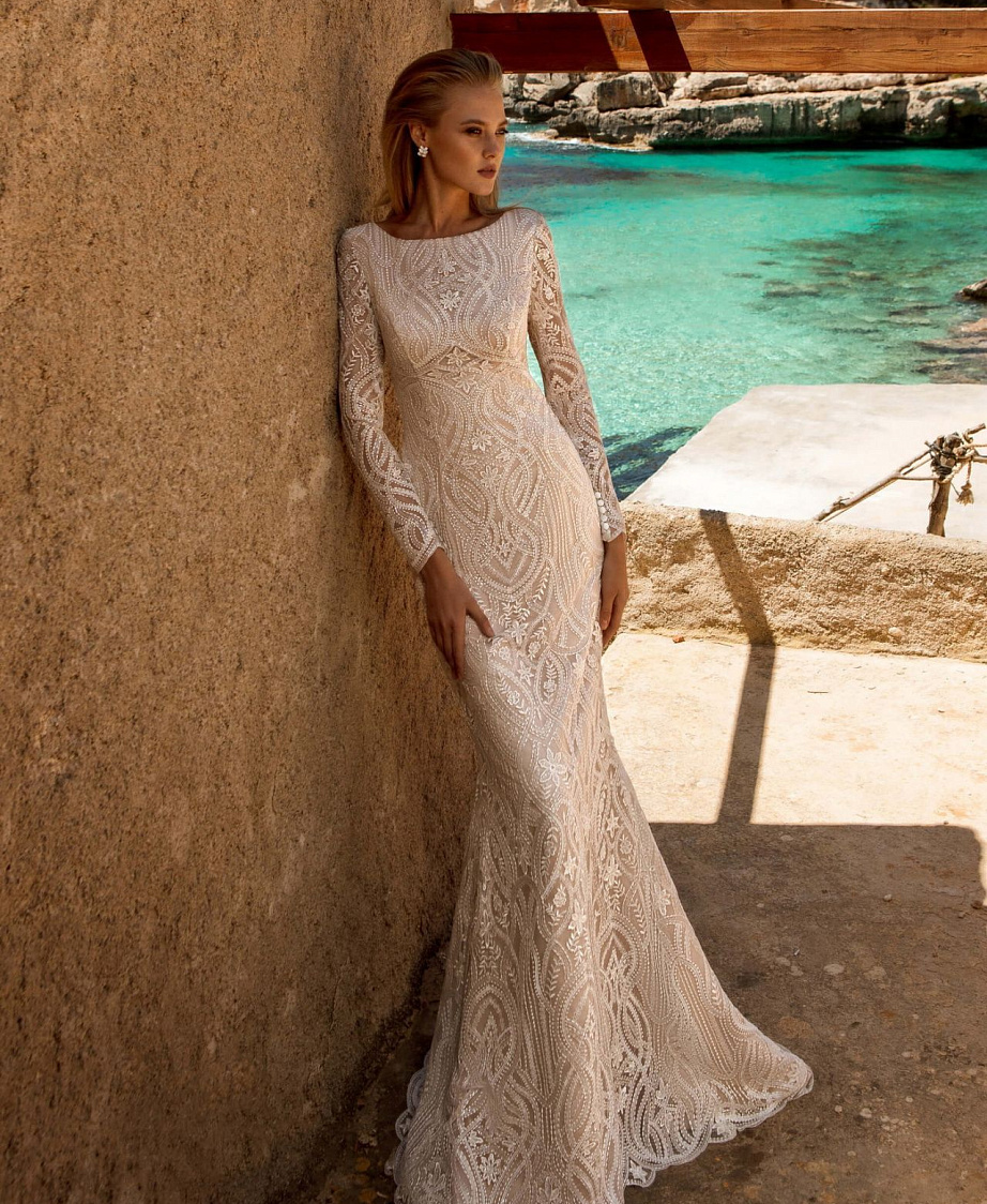 Утонченная рыбка с рукавами и открытой спиной