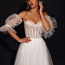 Легкое свадебное платье с корсетом и открытым верхом фото