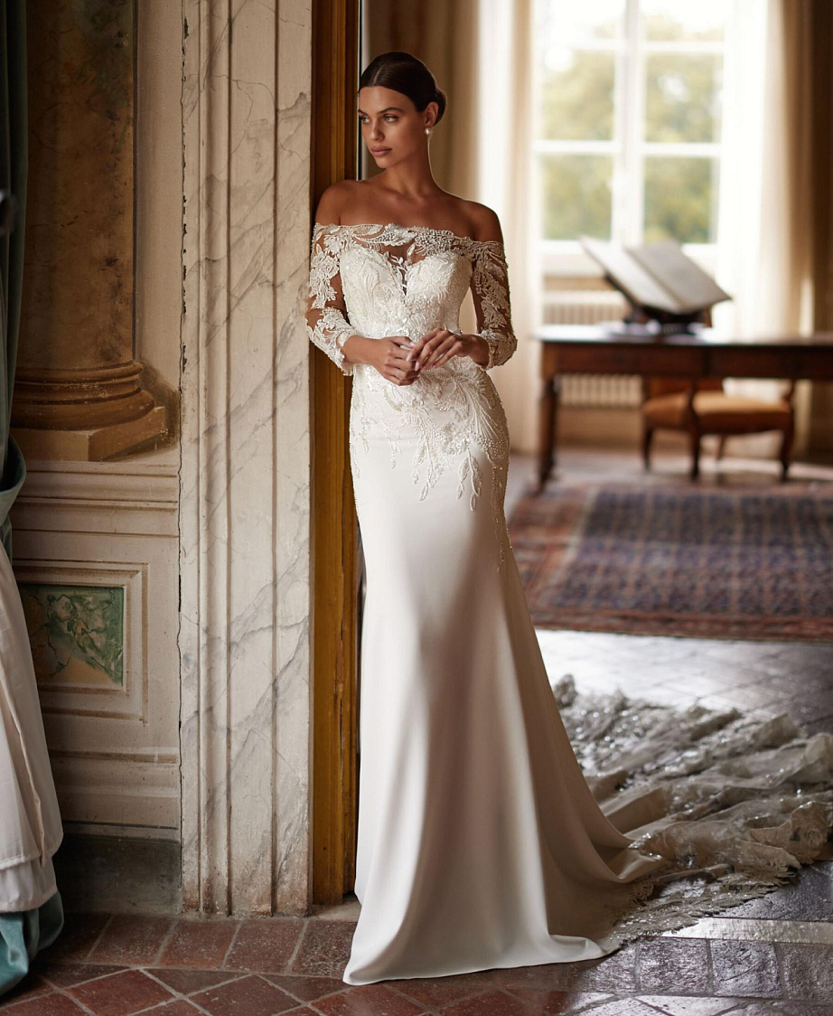 Роскошное свадебное платье с кружевным шлейфом и рукавами фото