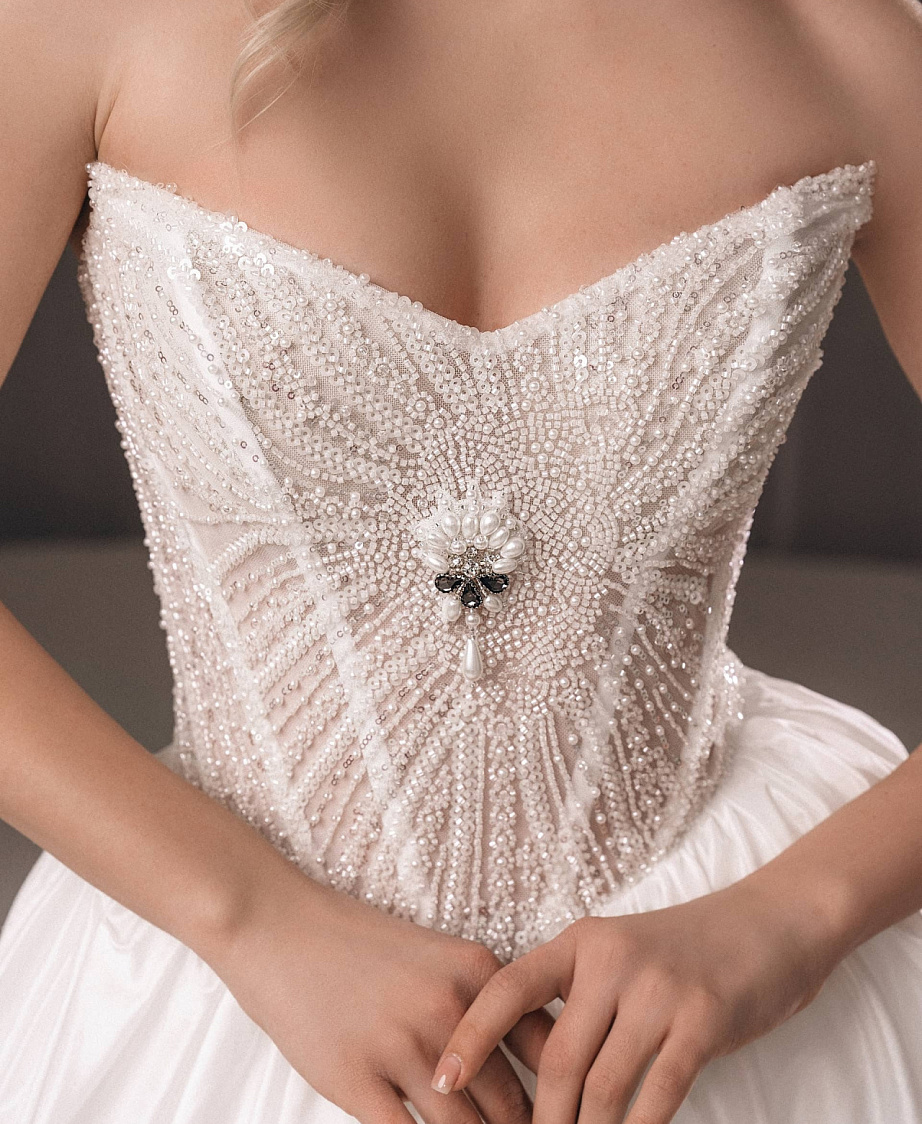 Свадебное платье с диснеевским корсетом и пышной юбкой из тафты фото