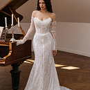 Кружевное свадебное платье c с декором из бус по корсету фото