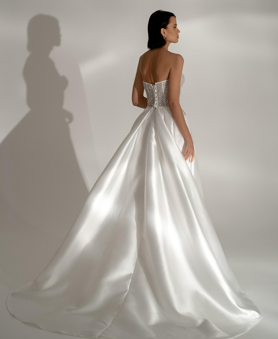 Атласное свадебное платье с жемчужным корсетом фото