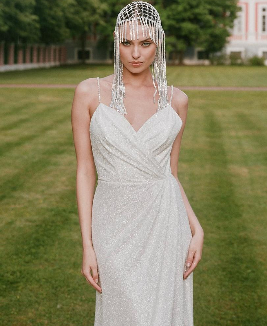 Сверкающее свадебное платье на тонких бретелях фото