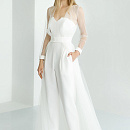 Белый брючный комбинезон с накидкой фото