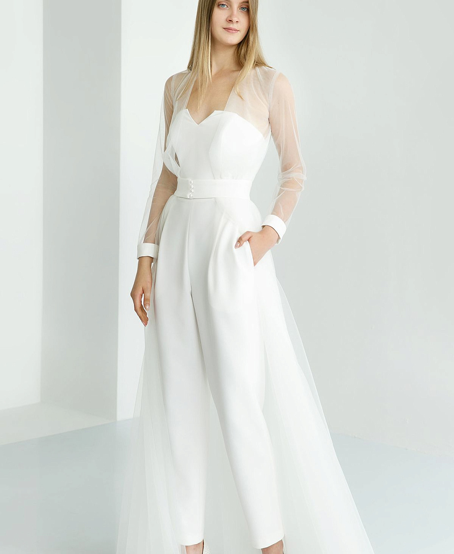 Белый брючный комбинезон с накидкой фото