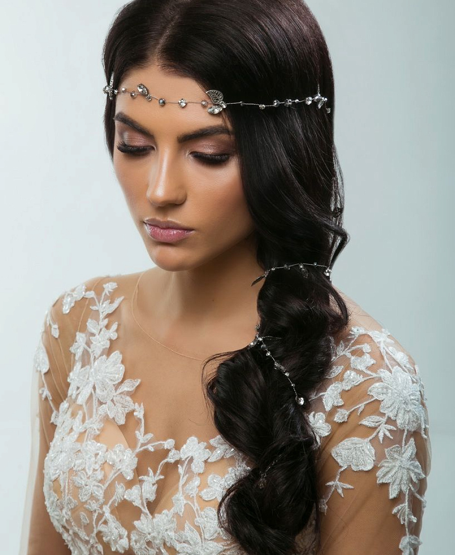 Нежное украшение веточка в волосы фото