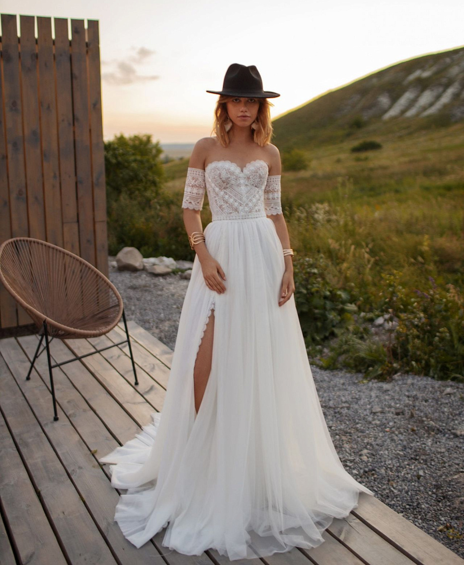 Стильное свадебное платье бохо с разрезом фото