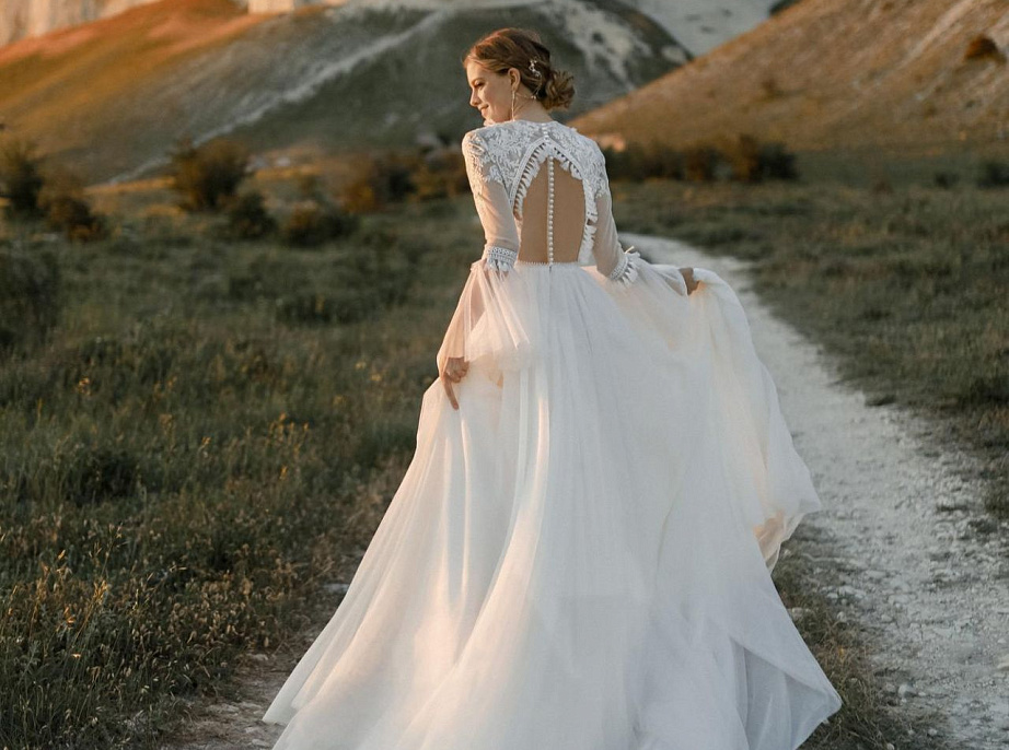 Свадебное платье бохо с расклешенными рукавами фото