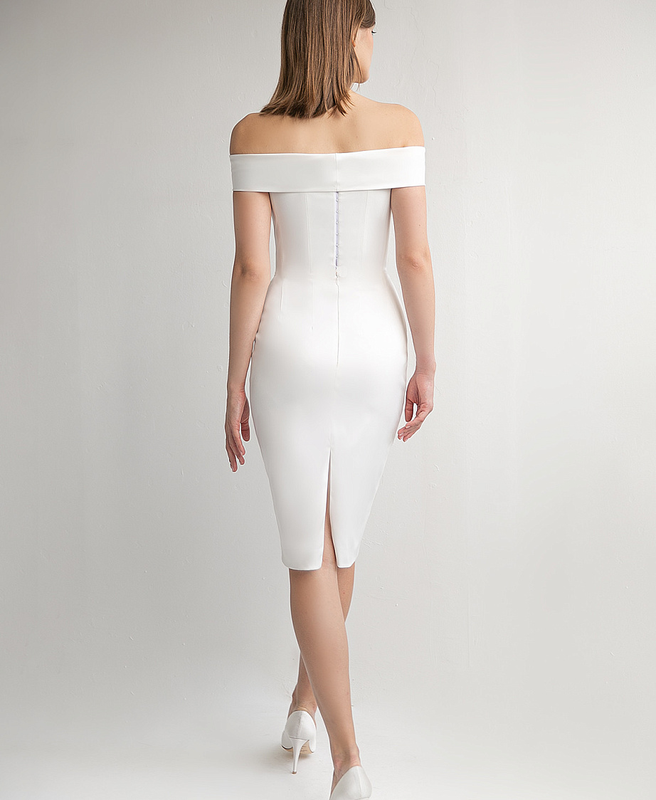 Атласное свадебное платье миди с вырезом лодочка фото