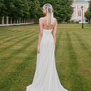 Сверкающее свадебное платье на тонких бретелях фото