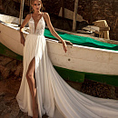 Легкое свадебное платье с разрезом и расшитым верхом фото