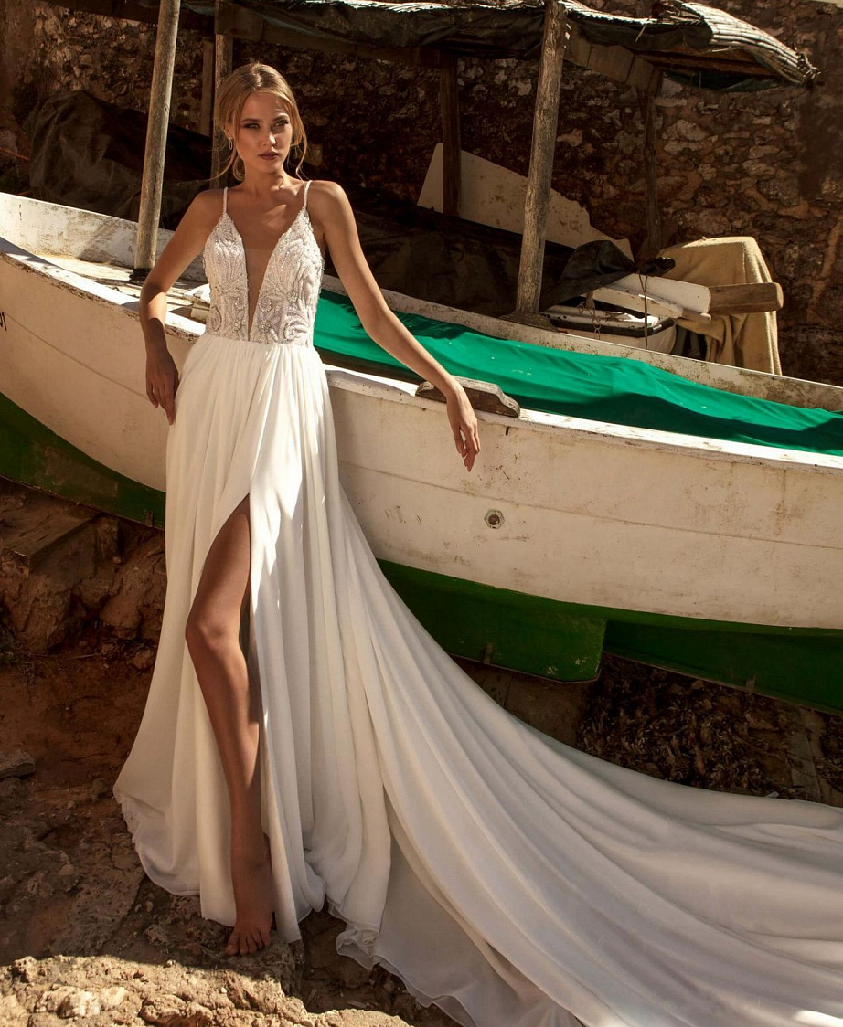 Легкое свадебное платье с разрезом и расшитым верхом фото