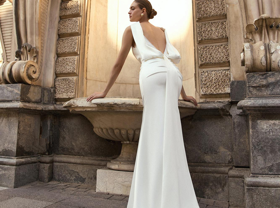 Атласная русалка на тонких бретелях фото