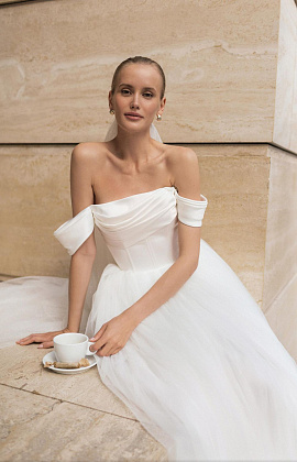 Нежное свадебное платье со шлейфом