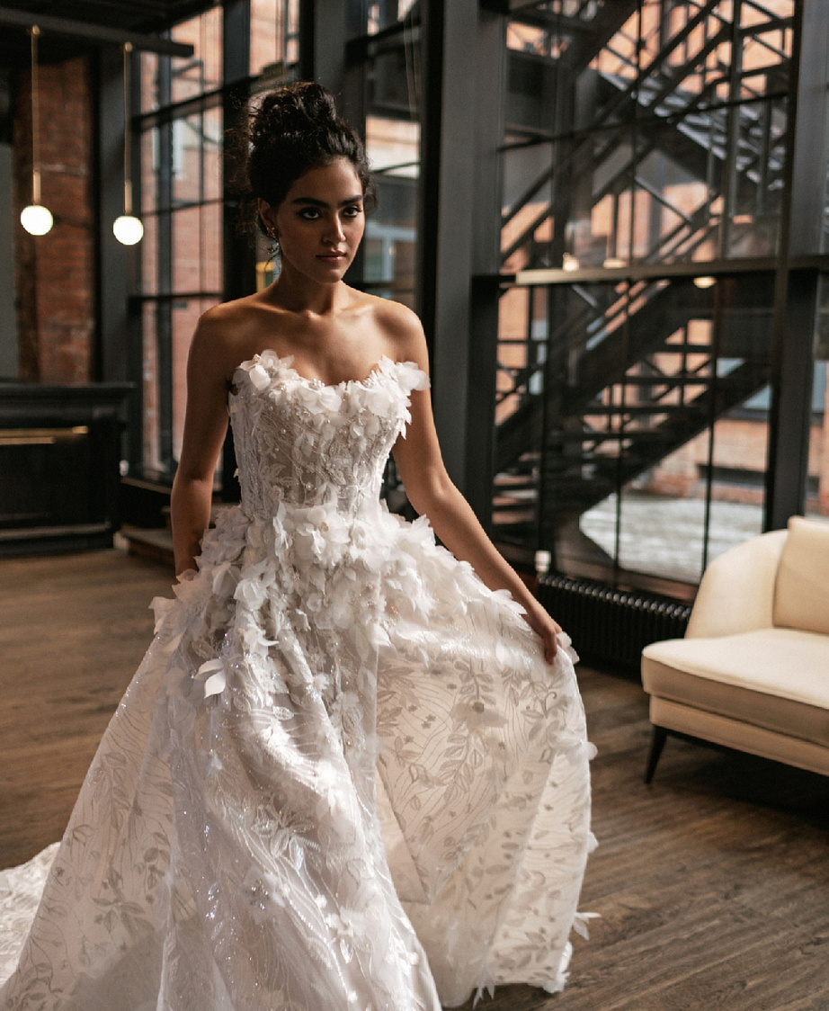 Стильное свадебное платье декорированное объемными цветами фото