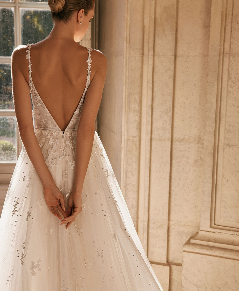 Нежное свадебное платье в цветочном кружеве фото