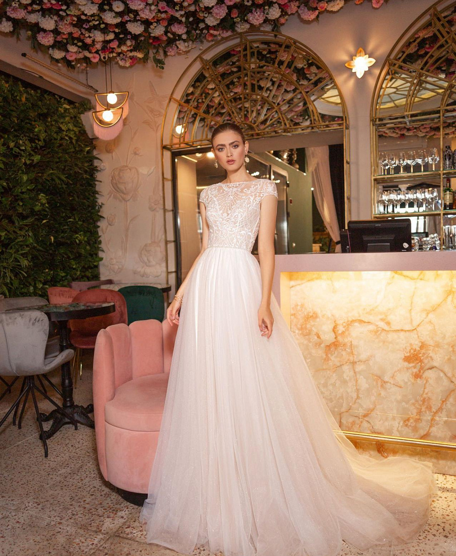 Свадебное лпатье с легкой юбкой и кружевным верхом фото