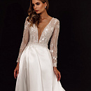 Свадебное платье с атласной юбкой и кружевным верхом фото