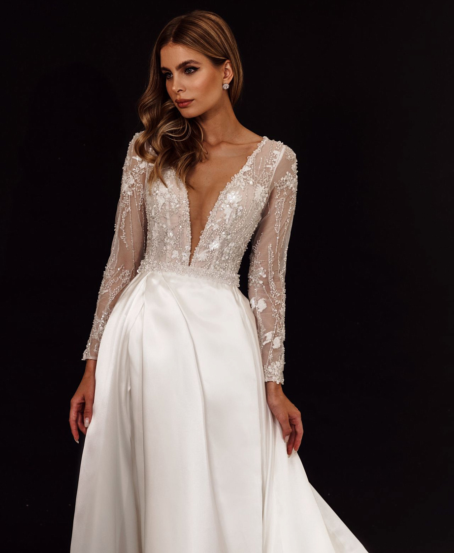 Свадебное платье с атласной юбкой и кружевным верхом фото