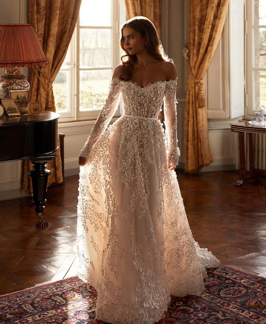 Роскошное свадебное платье с рукавами и открытыми плечами фото