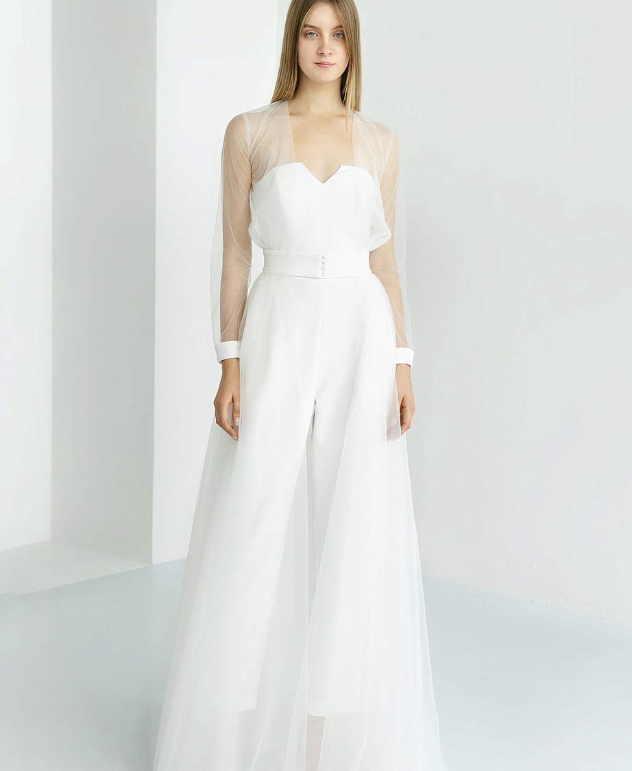 Белый брючный комбинезон с накидкой фото