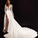 Свадебное платье с атласной юбкой и кружевным верхом фото