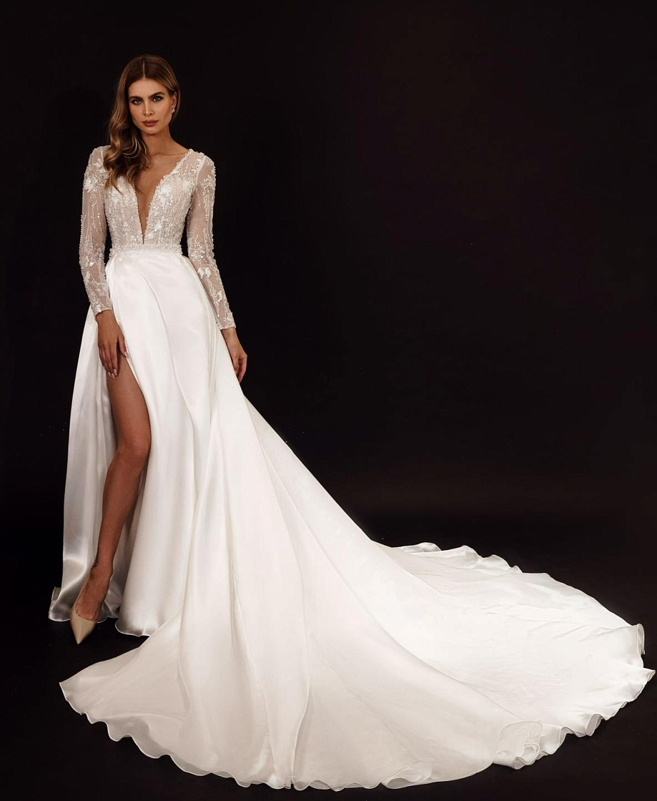 Свадебное платье с атласной юбкой и кружевным верхом фото