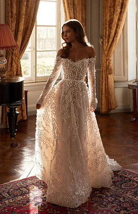 Роскошное свадебное платье с рукавами и открытыми плечами фото