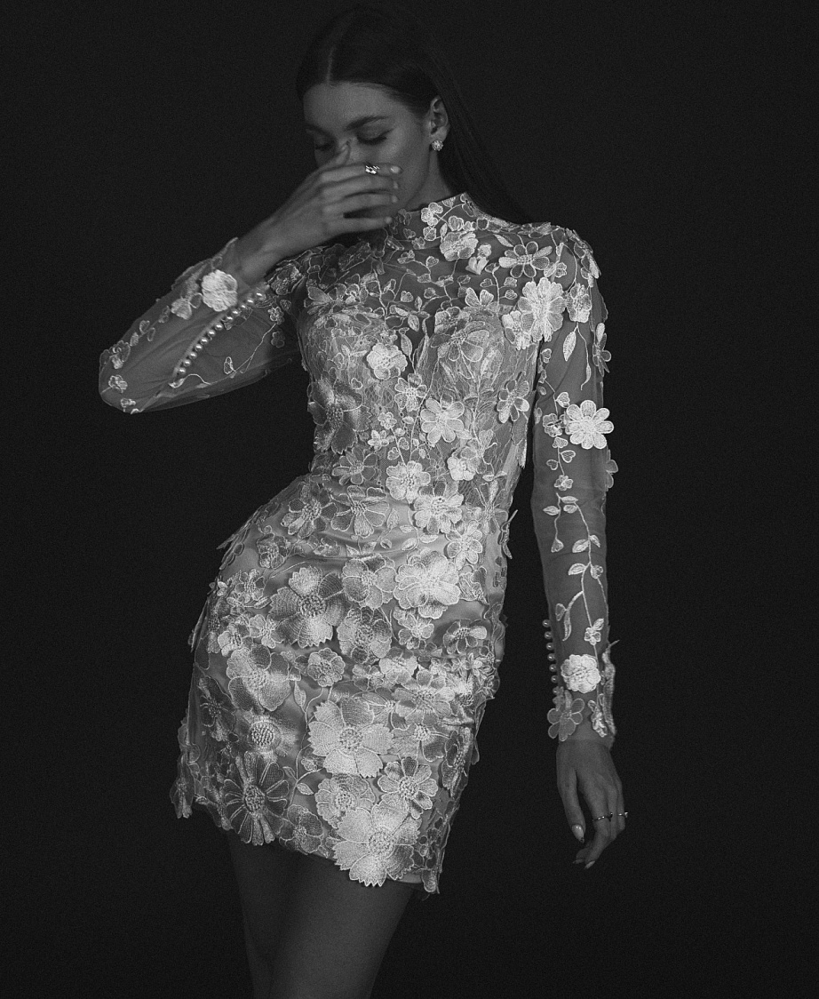 Свадебное платье мини в 3Д кружеве фото