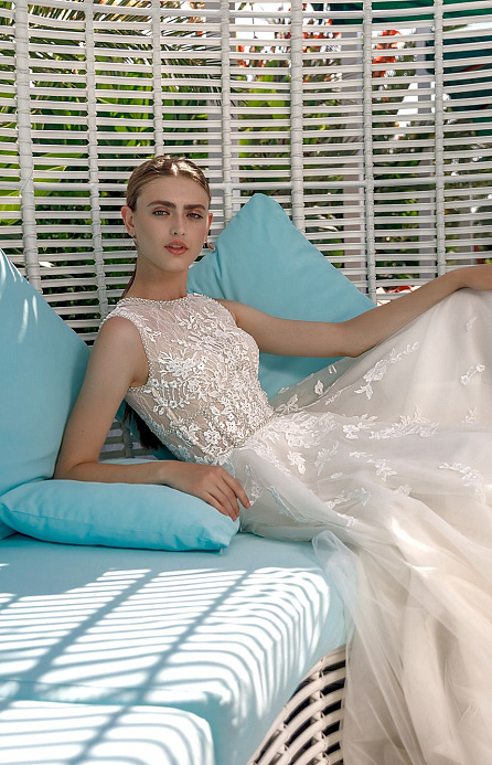 Свадебное платье с легкой юбкой фото